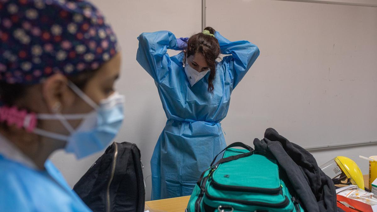 Una sanitaria, con su traje de protección COVID en Zamora