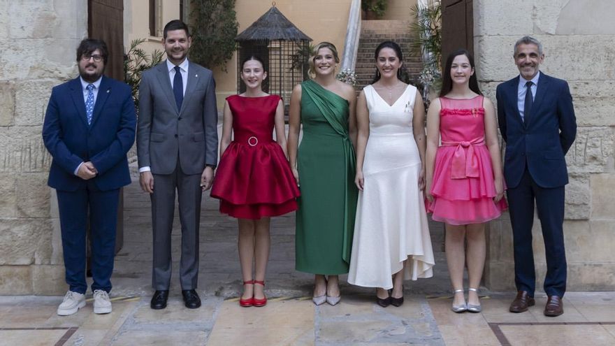 Triana Benavent y Manuela Borrull, junto a las Falleras Mayores de 2025, el presidente de la FdF, el alcalde, José Manuel Prieto, y el concejal de Fallas, Adrián Vila
