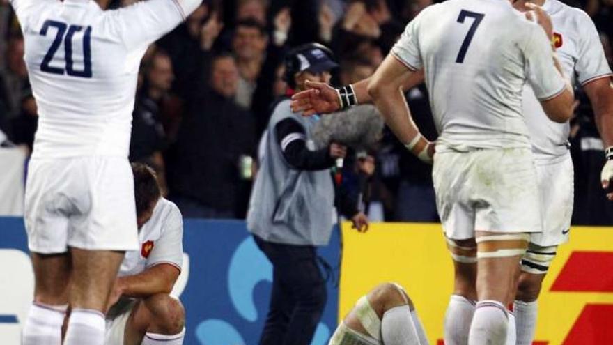 El capitán de Nueva Zelanda, Richie McCaw, levanta la copa junto a sus compañeros. / mike hutchings / reuters