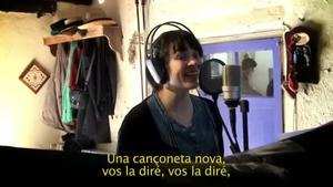 La cantant Anna Roig, acompanyada dels nens de La Bressola