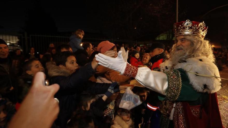 Melchor saluda a los niños en la cabalgata de los Reyes de 2019 en Gijón.