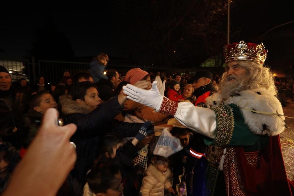 Melchor saluda a los niños en la cabalgata de los Reyes de 2019 en Gijón.