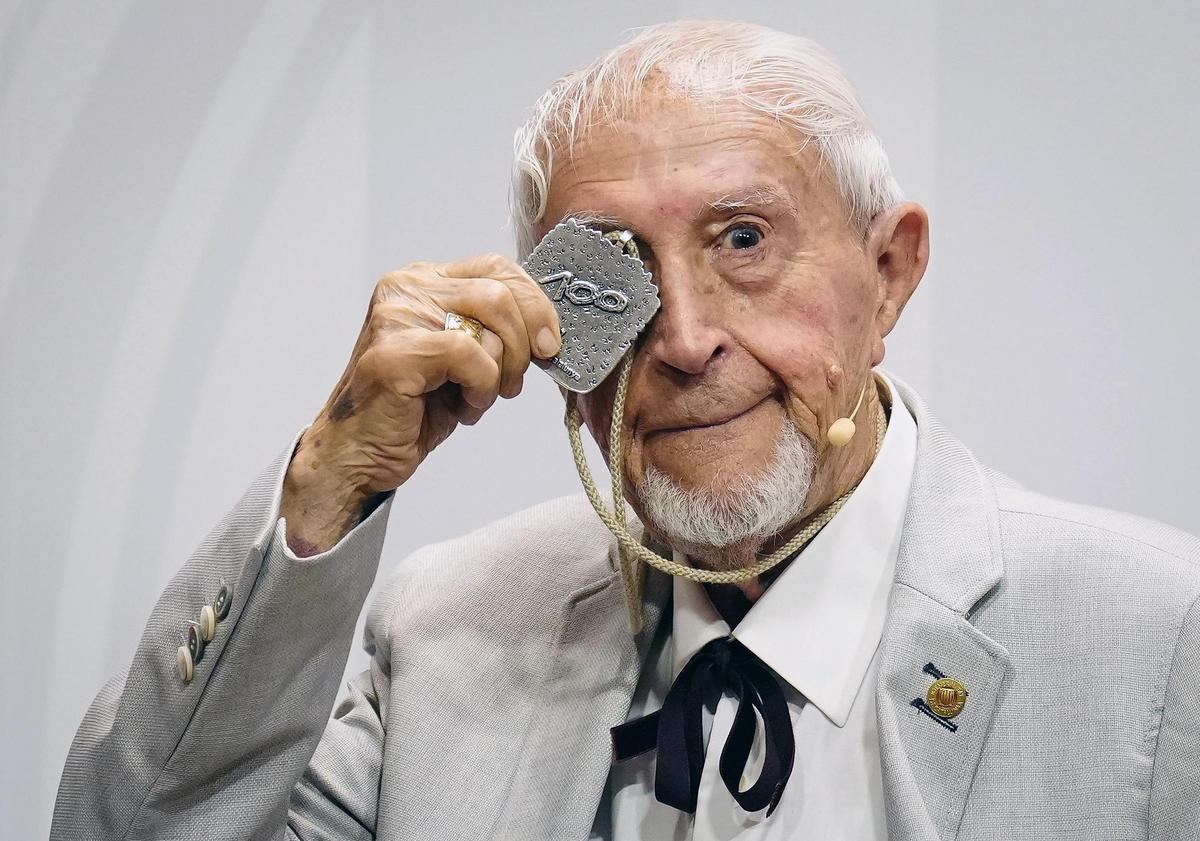 El escritor Josep Vallverdú cuando recibió un homenaje y la medalla honorífica de la Generalitat a sus 100 años