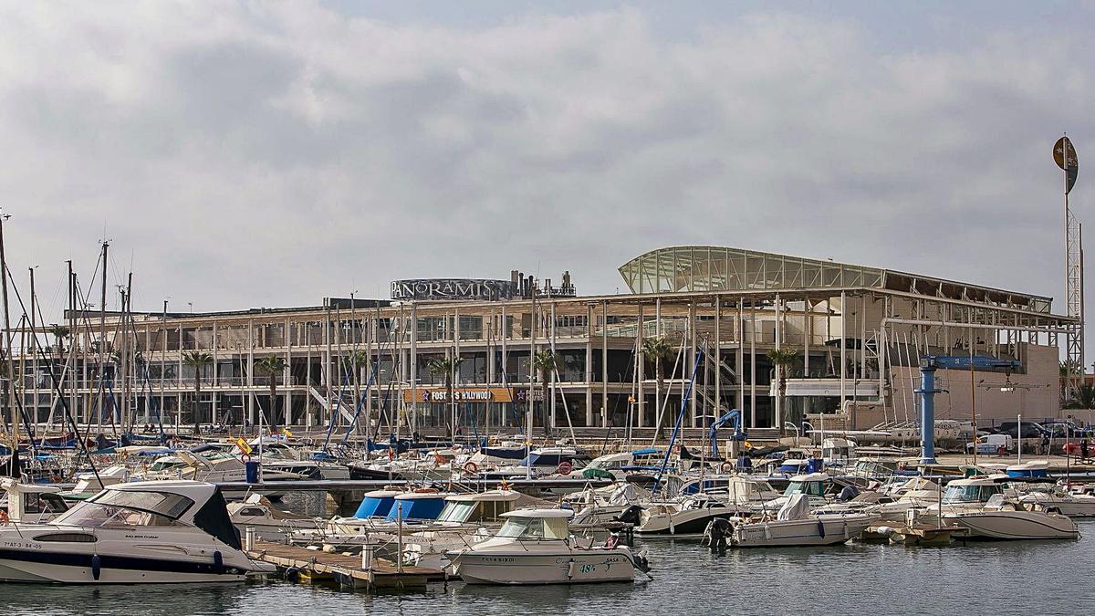El complejo Panoramis del puerto de Alicante.  | HÉCTOR FUENTES