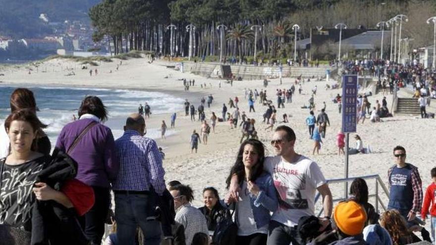 Los vigueses recibieron con ganas la jornada de sol y altas temperaturas en Samil.  // José Lores