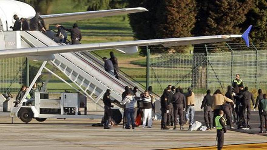 Momento del cacheo de los presos y su introducción en el interior del vuelo que les iba a llevar de el aeropuerto de Vigo hasta el de Gran Canaria.  i MARTA G. BREAS