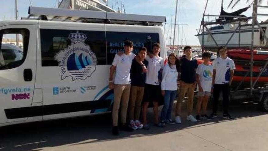 Integrantes del equipo gallego de windsurf. // FDV