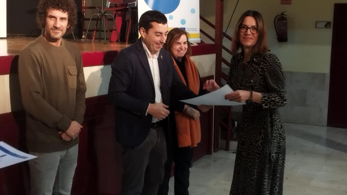 Por la izquierda, Iván Pérez, Gerardo Sanz y Montse Alonso entregan el diploma a una de las participantes del taller de empleo.