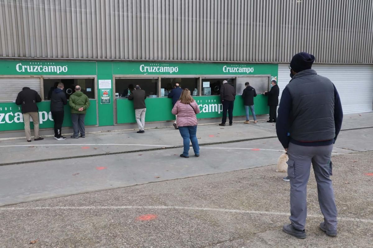 Colas en el estadio de El Arcángel para retirar las entradas del Córdoba CF-Getafe