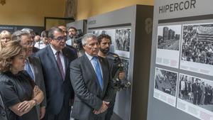 La vicepresidenta Soraya Sáenz de Santamaría, el ministro Juan Ignacio Zoido, el ’conseller’ Jordi Jané y el presidente de la ACVOT, José Vargas, este lunes, en la exposición sobre el atentado de Hipercor.