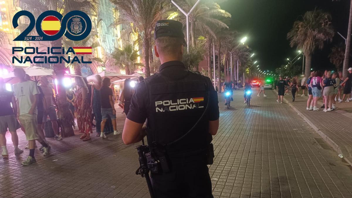 Un agente de la Policía Nacional, durante una patrulla nocturna en la Playa de Palma.