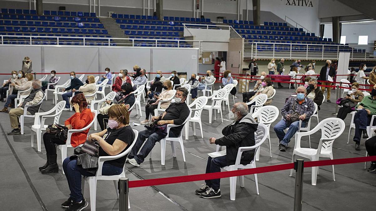 Vacunación a mayores de 60 años esta semana en el pabellón de Xàtiva. | PERALES IBORRA