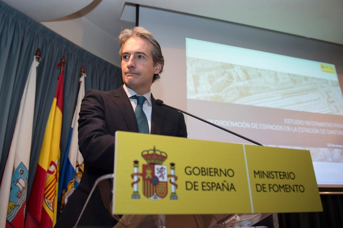 GRAF5407  SANTANDER  23 01 2018 - El ministro de Fomento  Inigo de la Serna  durante la presentacion del estudio informativo de la integracion ferroviaria de Santander  donde ha matizado hoy que el expediente sobre la actuacion de Iberpistas ante la nevada del pasado 6 de enero aun  no esta finalizado   aunque anade que todo  hace pensar que hay decisiones que se han tomado de forma incorrecta   EFE  Pedro Puente Hoyos