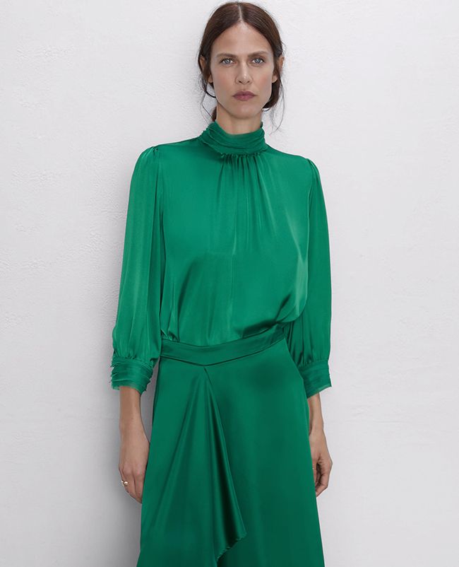 Conjunto de blusa y falda de satén, de Zara