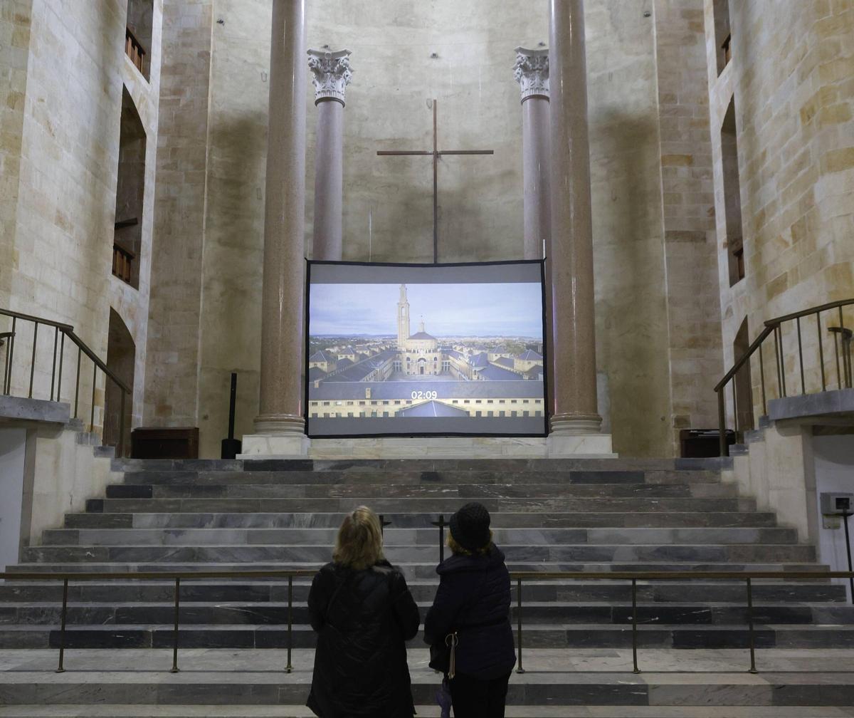 El estado actual del presbiterio de la iglesia de la Laboral, con la pantalla de proyección en lugar del altar mayor.