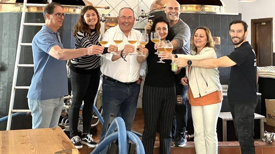 Mariano Pérez, alcalde de El Sauzal, junto a los productores de la cerveza.