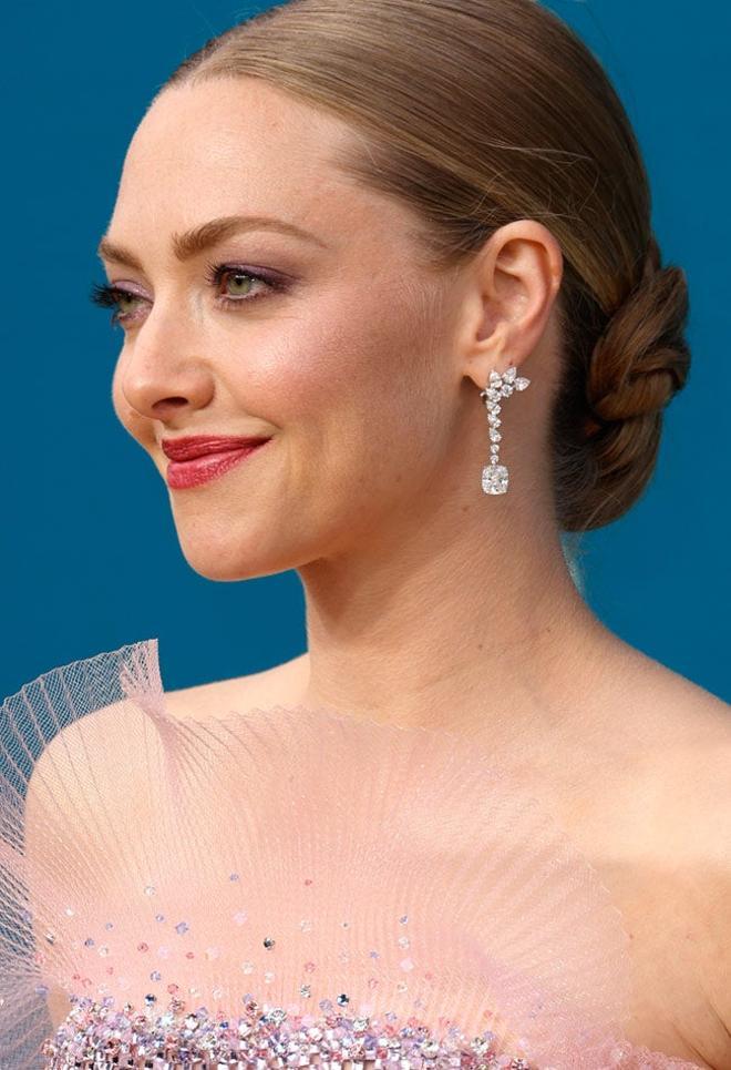 Peinado y maquillaje de Amanda Seyfried en los Emmys 2022