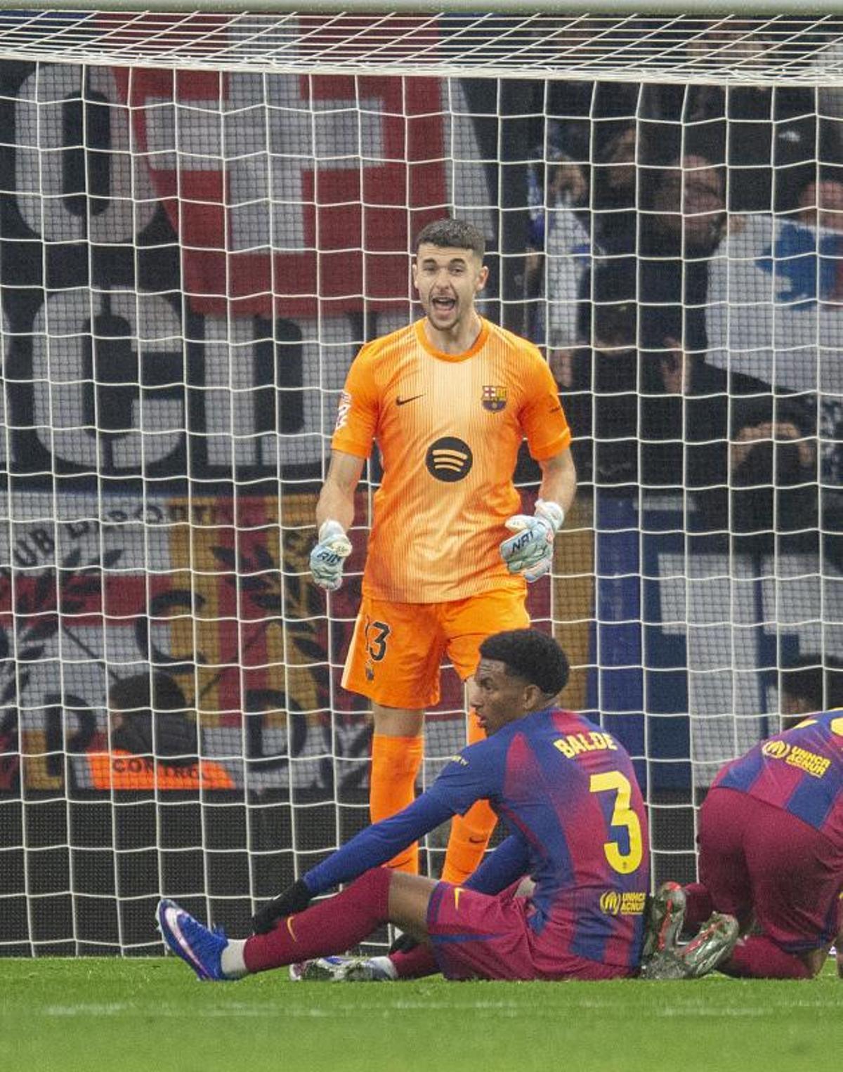 El Barça gana el derbi: Olmo y Lewandowski marcan, Joan García brilla bajo palos