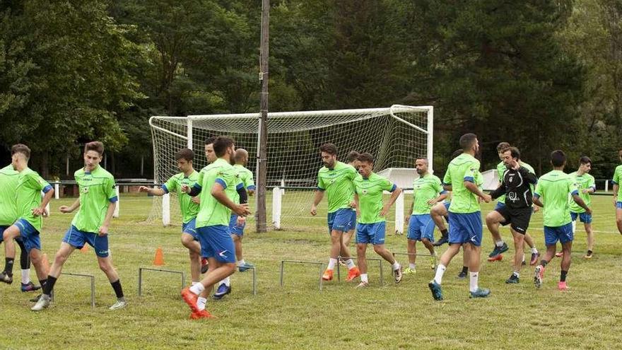 Los jugadores del Langreo, ejercitándose ayer en los campos de El Llerón.