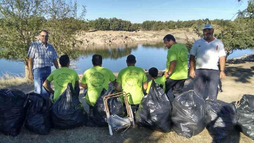 Pescadores del Club Peñones del Duero durante un jornada de limpieza en el embalse de Almendra.