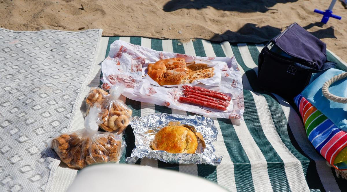 Cometas y comidas familiares en las playas del sur de València