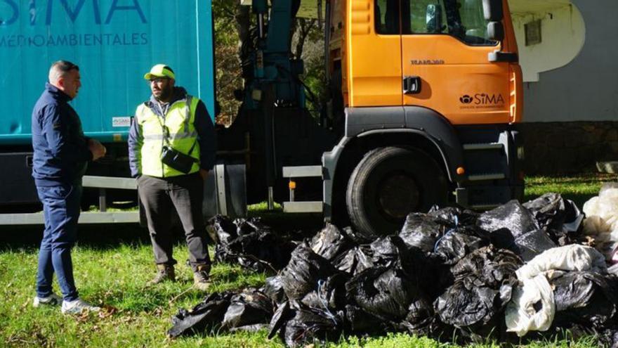 Marcos Mariño supervisa una recogida.