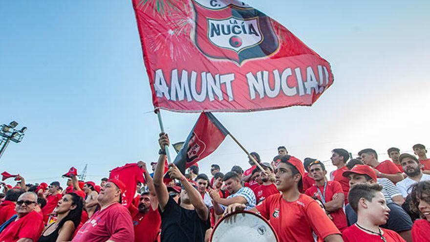 La afición rojilla animó entusiasmada a su equipo en el partido decisivo para el ascenso.