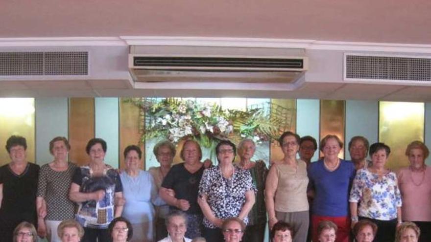 Las mujeres de «La Marinera» celebran su comida anual