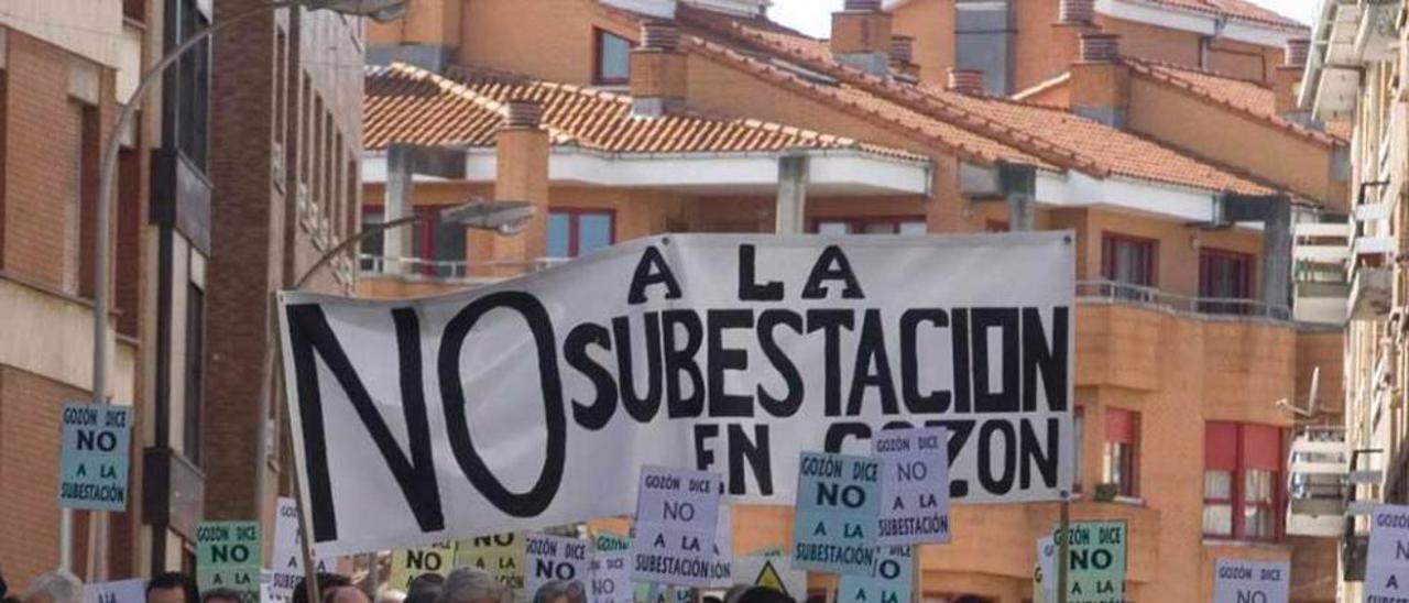 Manifestación en Luanco contra la subestación, en 2010.