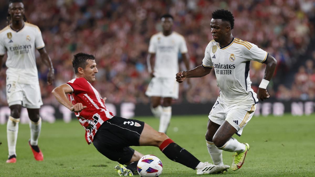 Vinicius, ante Vivian en una acción del Athletic - Real Madrid.