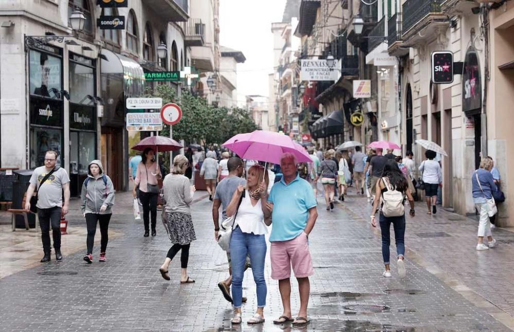 In der Balearenhauptstadt Palma ist am Dienstag (20.9.) der seit Monaten erste heftige Schauer herabgeregnet. Platschnasse Touristen und kleinere Unfälle waren die Folge.