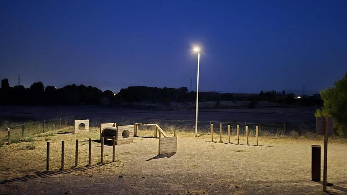 La nova il·luminació de la zona d'esbarjo per a gossos