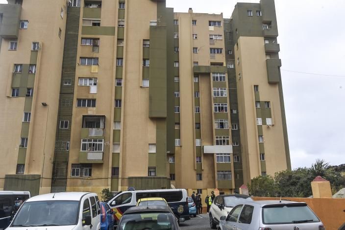 La Policía frente al bloque 3 de Lomo las Brujas donde ocurrió el crimen. | | CASTRO