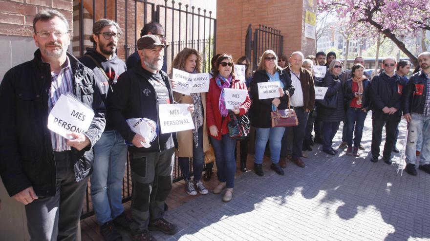 Els funcionaris reclamant més personal a les portes de la Subdelegació del Govern