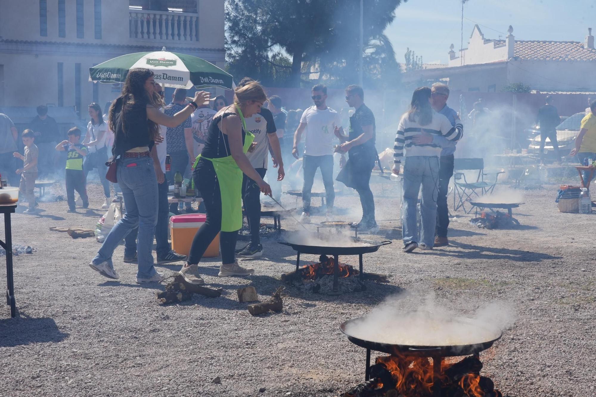 Las mejores imágenes de las multitudinarias paellas en un barrio de Vila-real