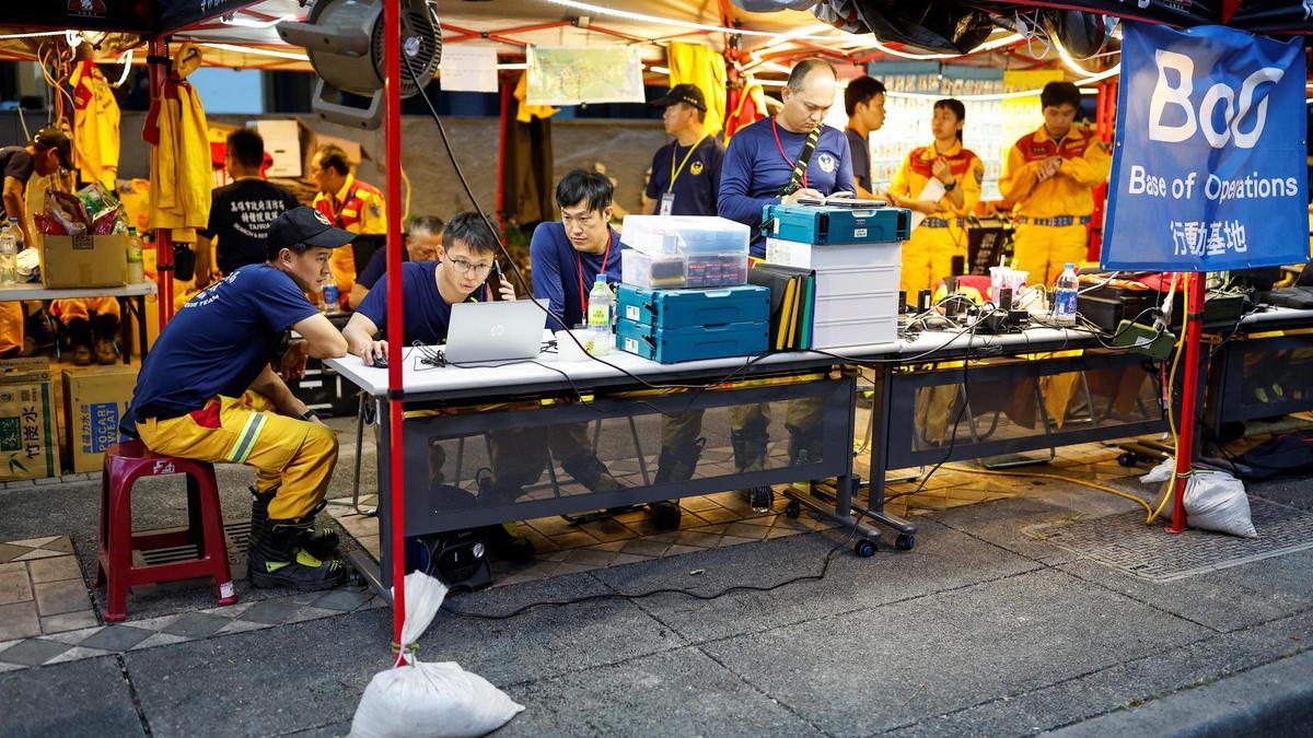 Bomberos consultan un ordenador en una base de operaciones en Hualien, el área afectada por el terremoto de Taiwán, este jueves.
