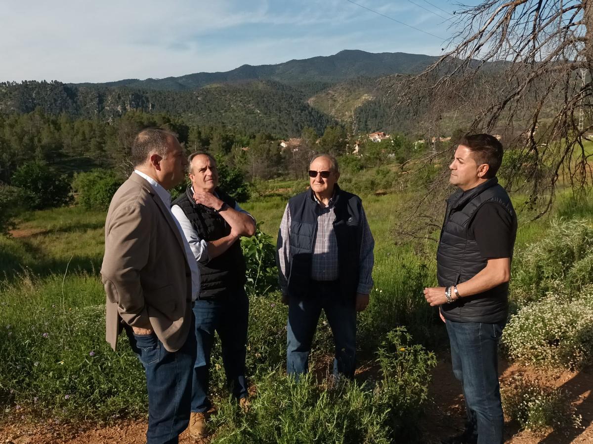 El alcalde de Puebla de Arenoso y teniente de alcalde conversando del tema.