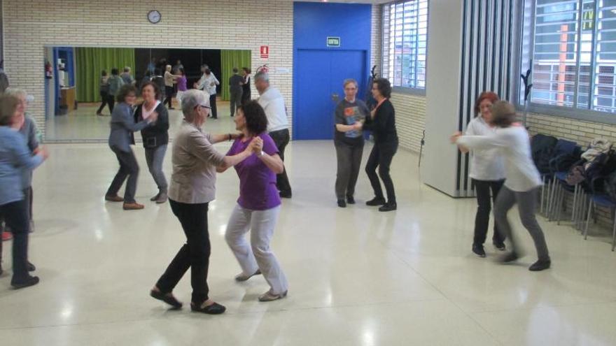 Una classe de ball en una associació de veïns