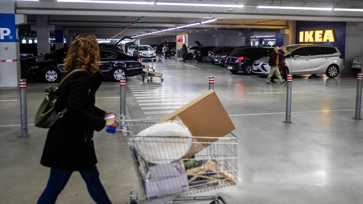 Una mujer compra en Ikea Valencia