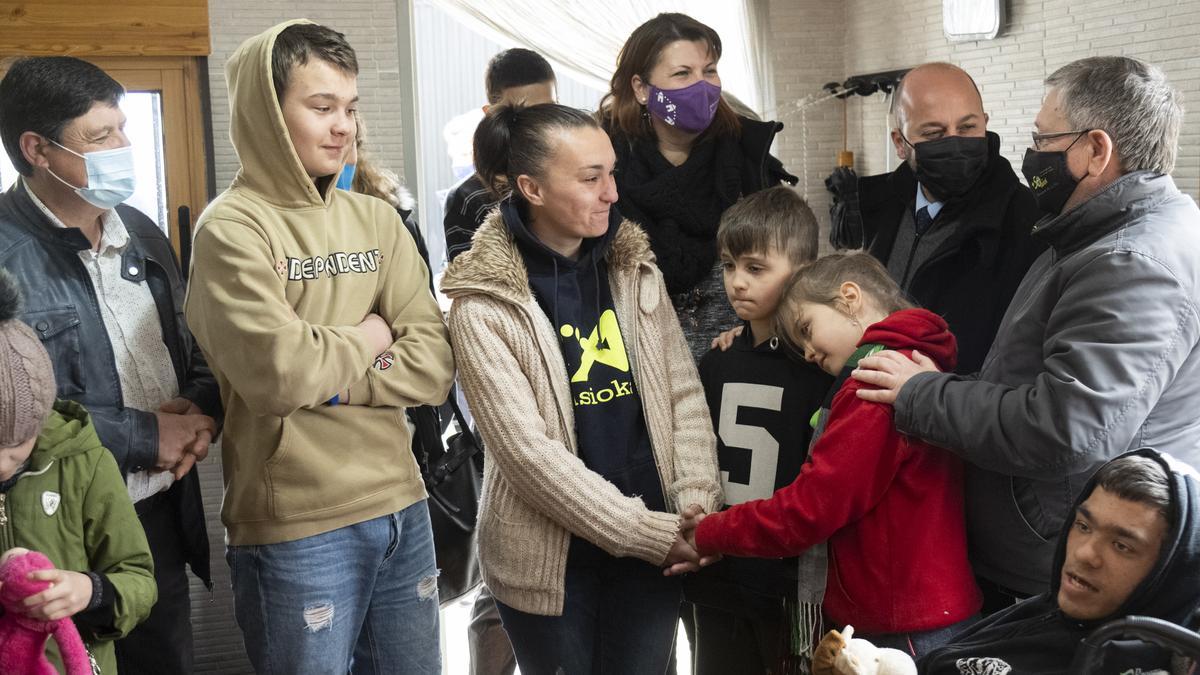 Imagen de la visita de la vicepresidenta de la Diputación, Patricia Puerta, al albergue de Torrechiva, este lunes.