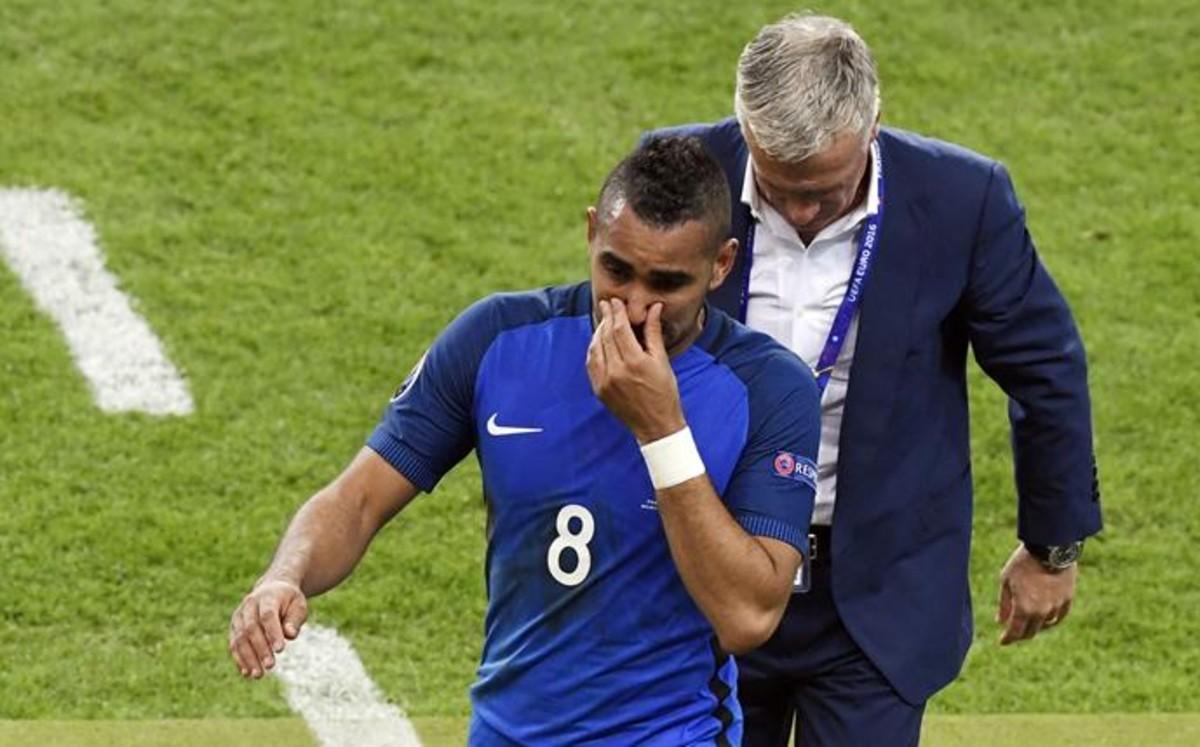 Payet se retira del campo llorando