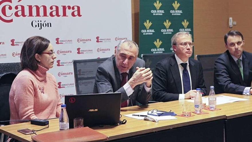 Por la izquierda, Paz Orviz y Benigno Fernández Fano, junto al secretario general de la Cámara, Álvaro Alonso, y el director de empresas de Caja Rural de Asturias, Rafael González Menéndez, ayer, en la Cámara gijonesa.