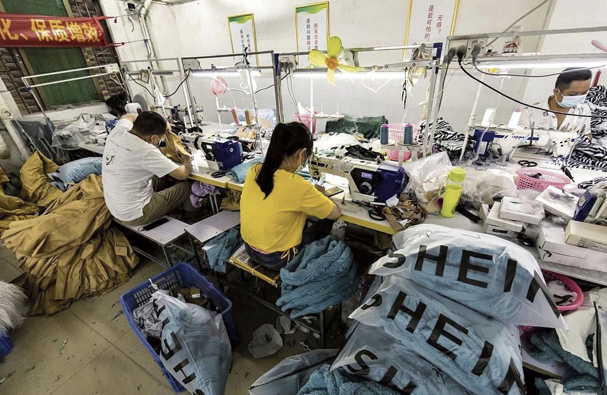 Operaris de l’empresa tèxtil als seus llocs de treball