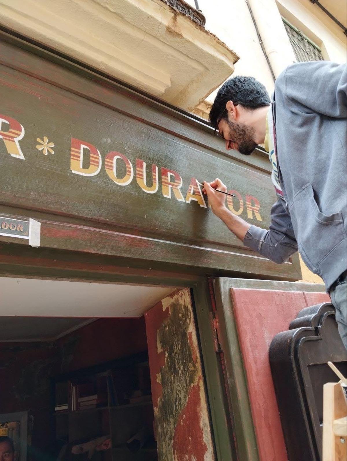 Nico Barrios durante los trabajos de rotulación del Bar Gontier de València.