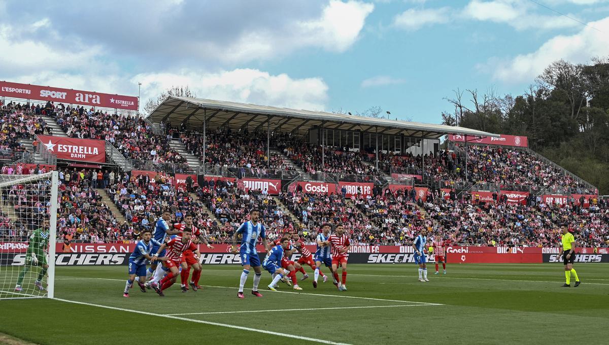 Espectacular aforo en Montilivi para presenciar el partido de liga entre el Girona CF y el RCD Espanyol.