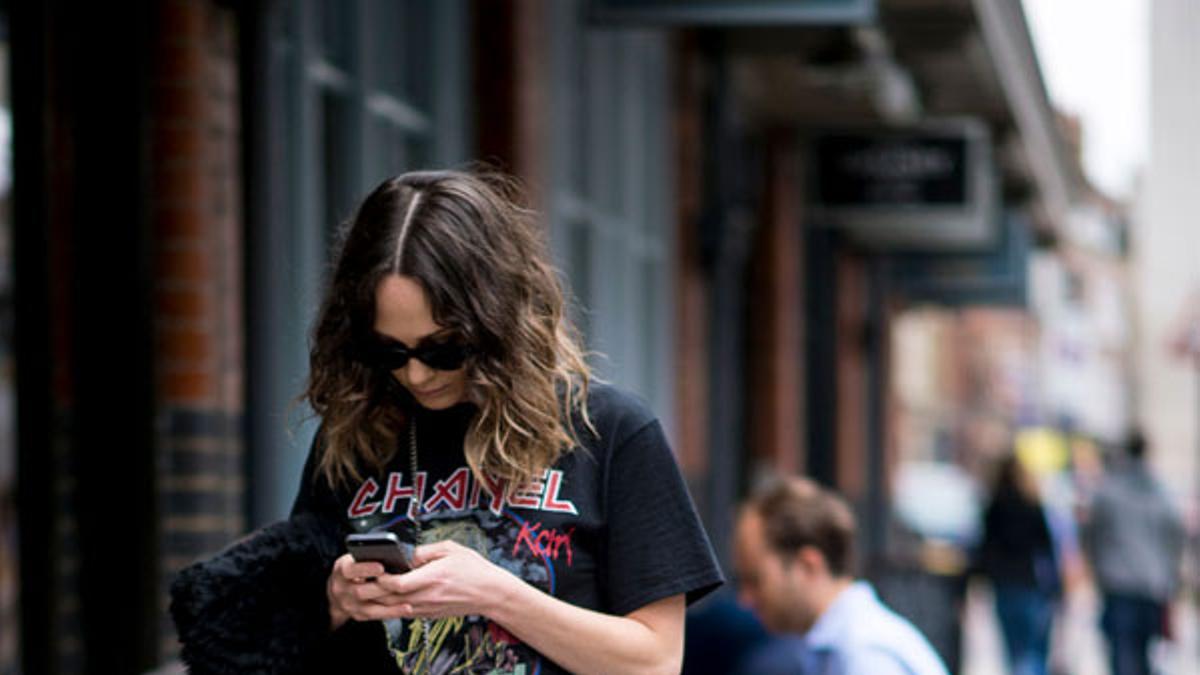 Mix camisa negra y jeans: Chanel