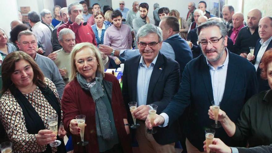 Mercedes Fernández, segunda por la izquierda, junto a los concejales Sofía Cosmen, Mariano Marín y Pablo González, ayer, durante el brindis navideño en la sede del PP de Gijón.