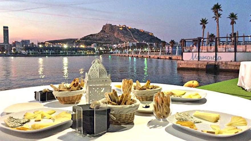 Imagen del Restaurante Marmarela con el Castillo de Santa Bárbara de fondo y el puerto de Alicante