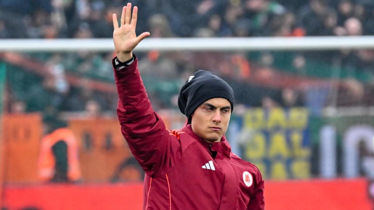 Paulo Dybala saludando a la afición de la Roma.