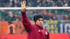 Paulo Dybala saludando a la afición de la Roma.